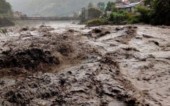 लगातारको वर्षाका कारण बूढीगण्डकीमा आएको बाढीले बगायो दुई घर, पीडित परिवारले लिए छिमेकीको घरमा आश्रय 